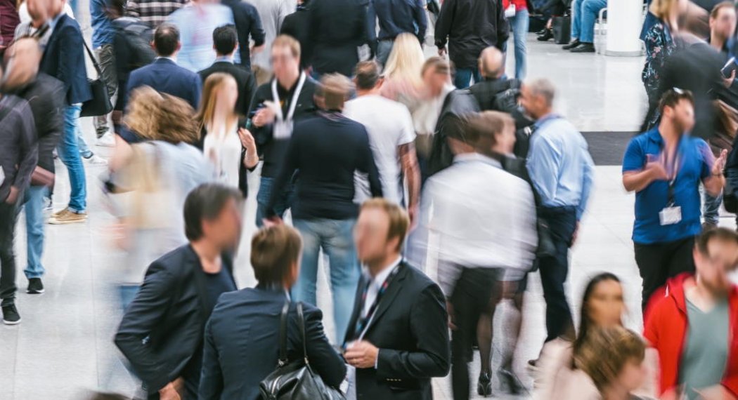 Menschen unterwegs zur Arbeit 